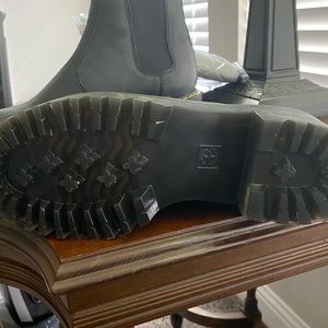 Women’s size 9, Rometty Chelsea platform boot.